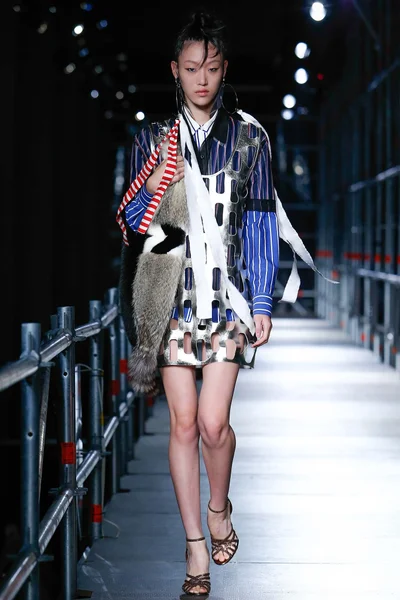 Look 16